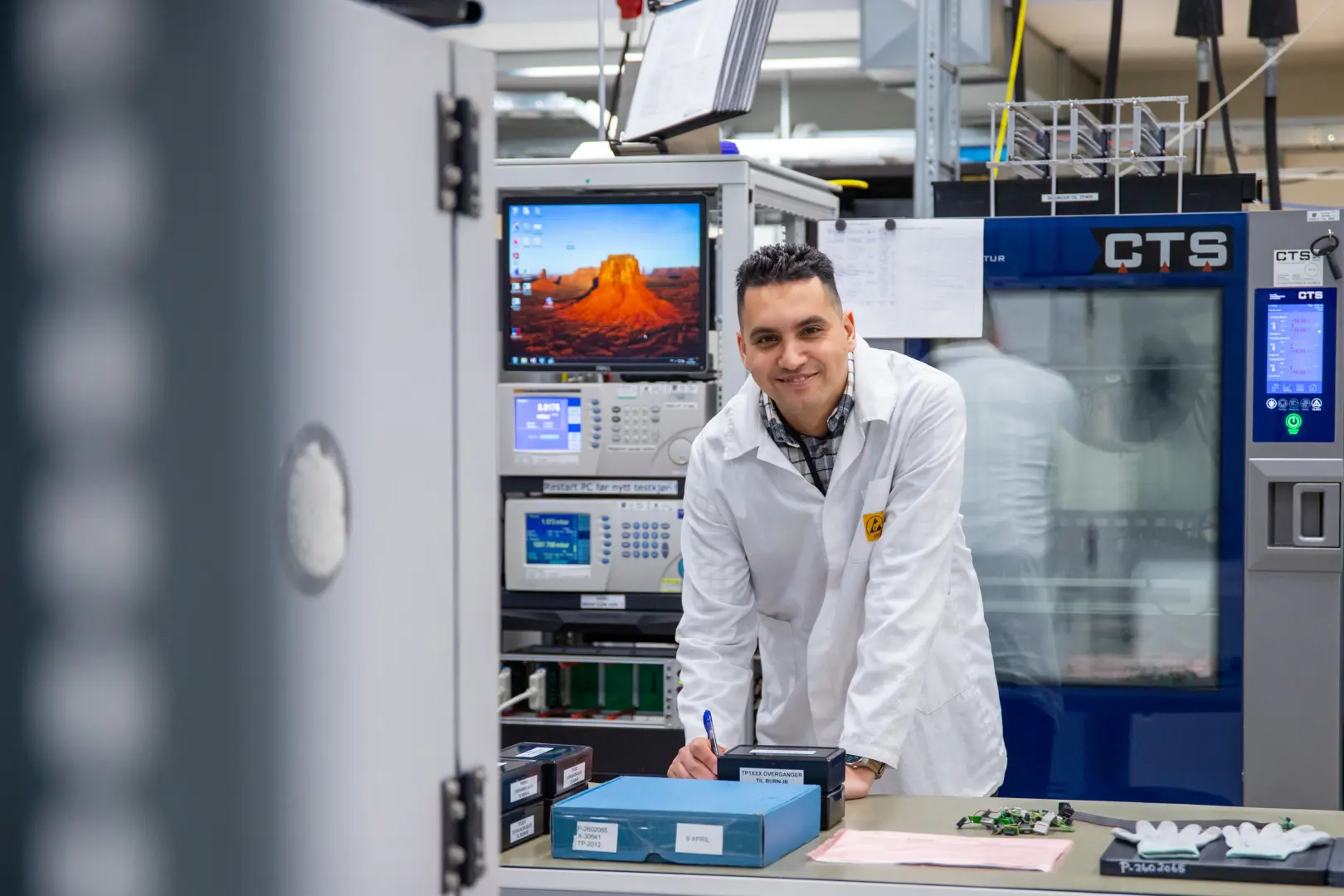 Industrimasterstudent inni i labben til selskapet Memscap