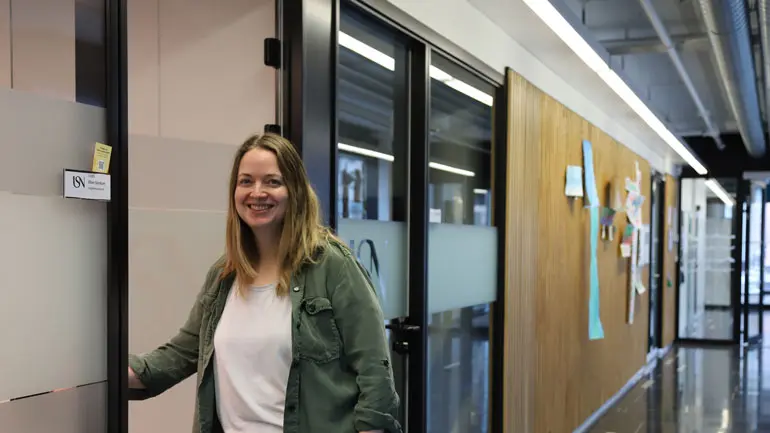 Studenthumanist Ellen Sandum utenfor kontordør på USN i Drammen.