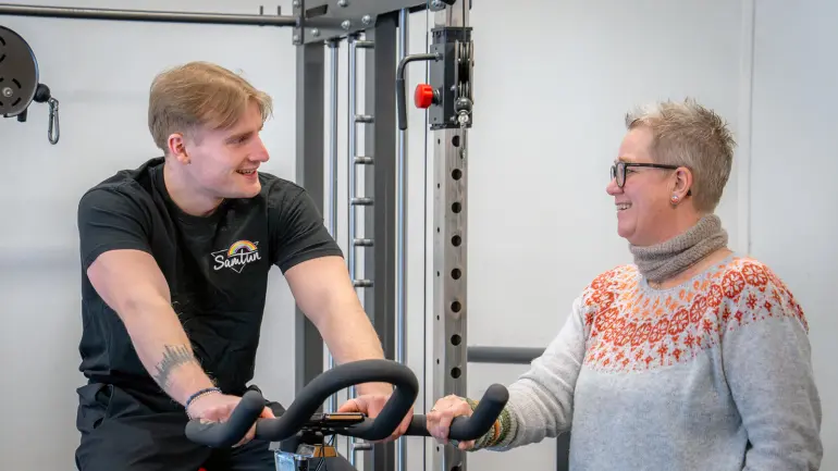 Arvid Laurin Naujoks og Siri Stauch Hansen på treningsrom på Samtun