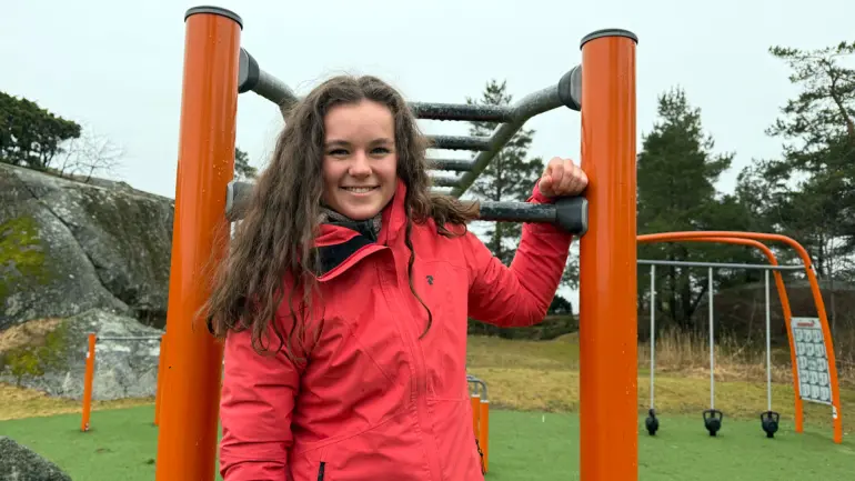 smilende ung dame, sporty antrukket i Tufteparken ved Stavernhallen