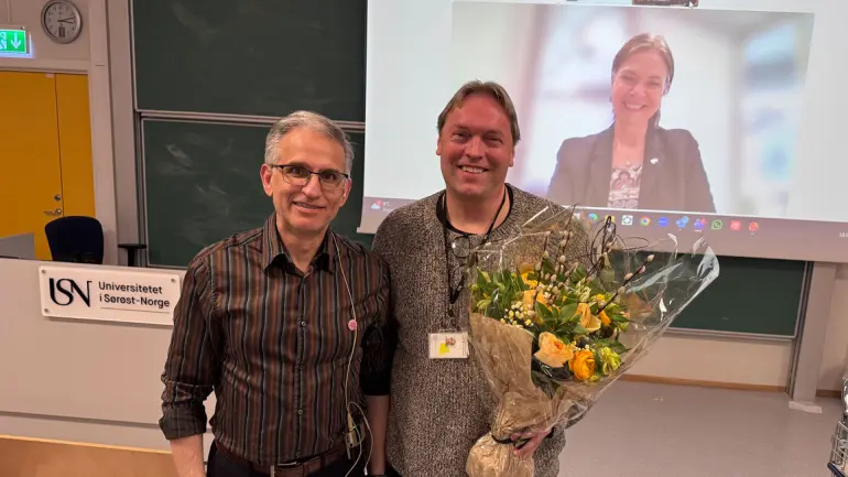 Instituttleder Ali Ghaderi, professor Lars-André Tokheim og juryleder og viserektor for forskning ved USN, Heidi Ormstad 