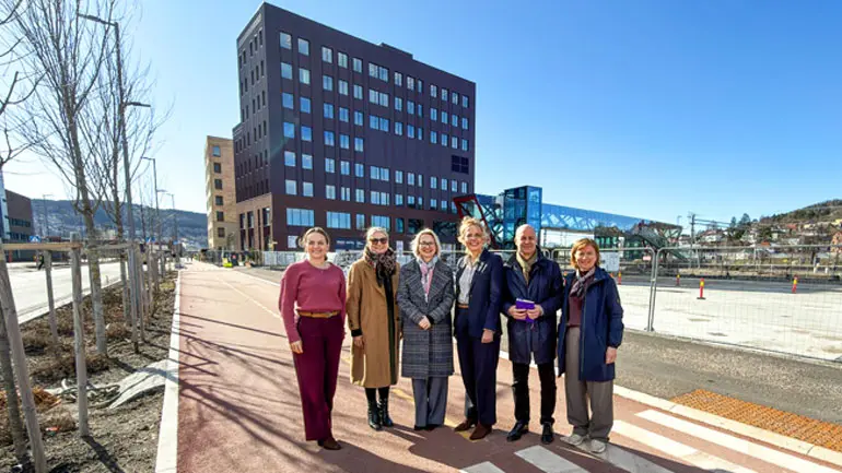 BYGGETRINN 2: USN flytter inn i bygget som kommer bak gjerdet til høyre (byggetrinn 2.) F.v: Julie Indrelid (Prosjekteier for byggetrinn 2, Drammen Helsepark). Hugrun Ösp Egilsdottir (Instituttleder, Institutt for sykepleie- og helsevitenskap, USN), Pia Bing-Jonsson (rektor på USN), Gøril Bergh (Administrerende direktør, Drammen Helsepark), Lars Joakim Tveit (Direktør administrative fellestjenester, USN), Cecilie Varsi (Dekan Fakultet for helse- og sosialvitenskap, USN) (Foto: Jan-Henrik Kulberg / USN) Gruppebilde av ansatte fra USN og Drammen Helsepark, ute ved byggetomten