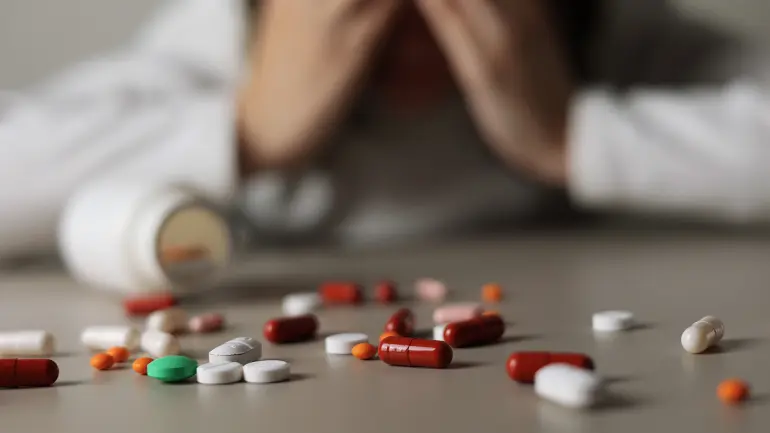 Kopirett: 2024 Fotomoment001/Shutterstock A girl with pills, sadness, depression, drugs.