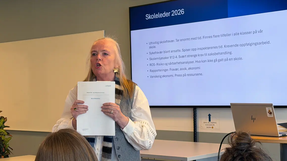 dame holder opp papirer og snakker engasjert