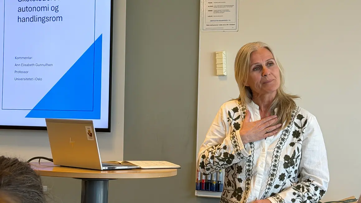 dame presenterer i klasserom