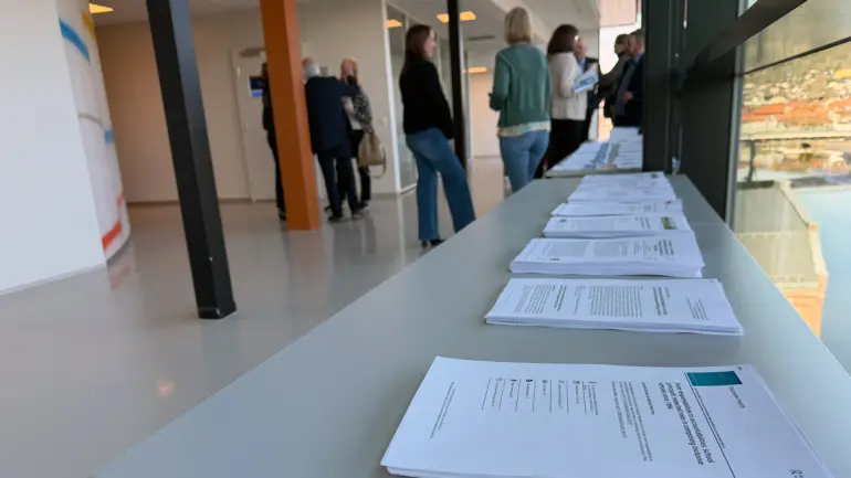 LANG REKKE: CLASS-prosjektet har resultert i to doktorgradsavhandlinger og en lang rekke vitenskapelige publikasjoner i inn- og utland. (Foto: Guro Danielsen/USN) bord med en lang rekke papirer