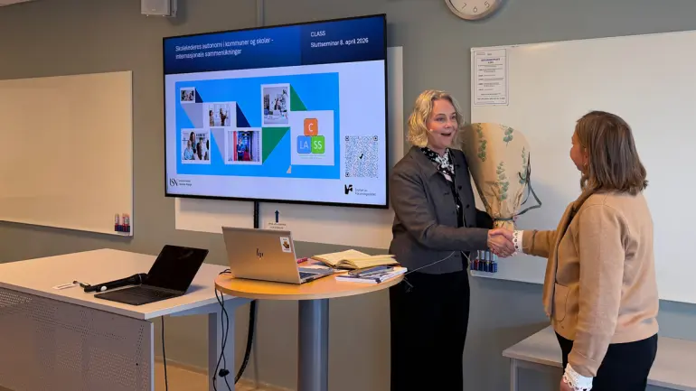 VEL BLÅST: Tine Sophie Prøitz har ledet CLASS prosjektet gjennom de siste årene. kvinne mottar blomster