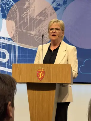 kristin halvorsen på talerstol for regjeringen