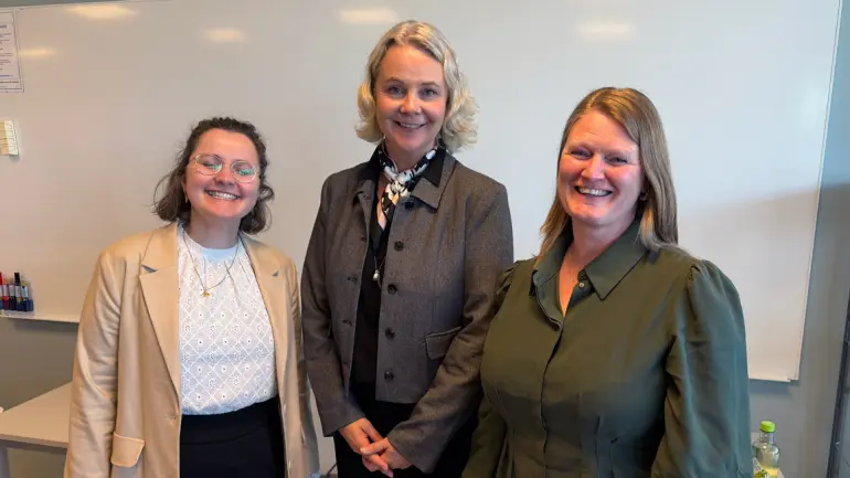 STIPENDIATER: Tine Prøitz med prosjektets to doktorgradsstipendiater: Carolina Dahle (t.v.) har sammelignet norske og tyske skolelederes autonomi i sin avhandling. Rikke Sundberg disputerer snart med sitt arbeid som sammeligner Norge og Sverige. tre smilende damer ser i kameraet