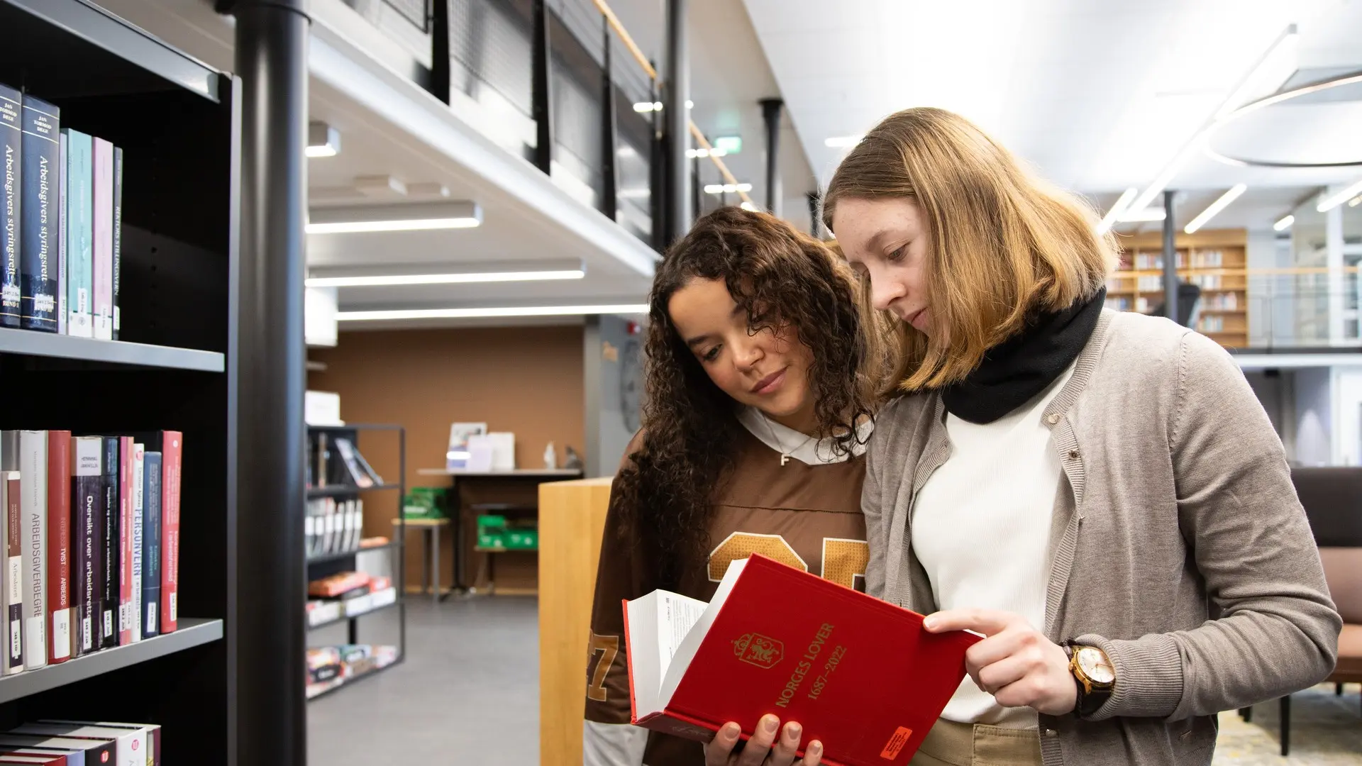 Johanna Rotteveel Rød og Franchesca Zenaida Pulido Edvardsen studerer Bachelor i forretningsjus og økonomi.