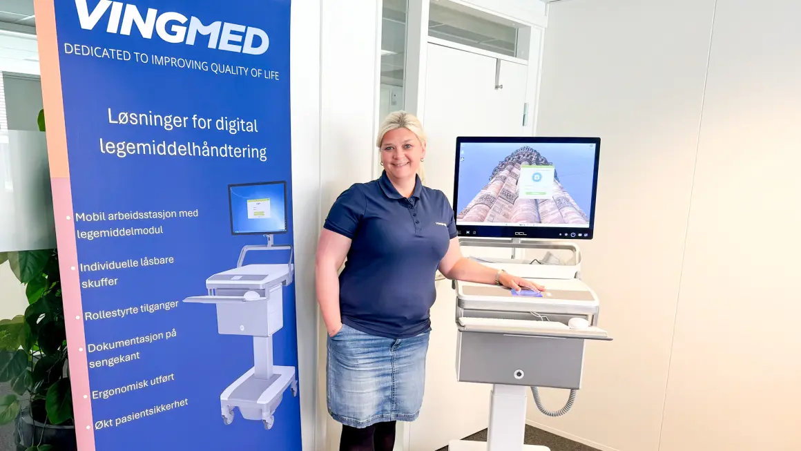 Cecilie Bakke har tatt årsstudium i ledelse over mange år, for å løse konkrete utfordringer i arbeidshverdagen. Bilde av Cecilie Bakke med en skjermmodul
