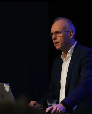 mann på talerstolen 