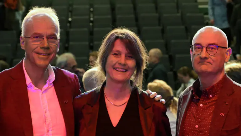 tre mennesker som ser i kameraet