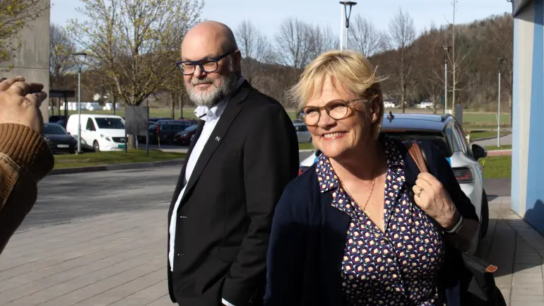 smilende halvoersen i farta på vei inn på studentfabrikken i Porsgrunn