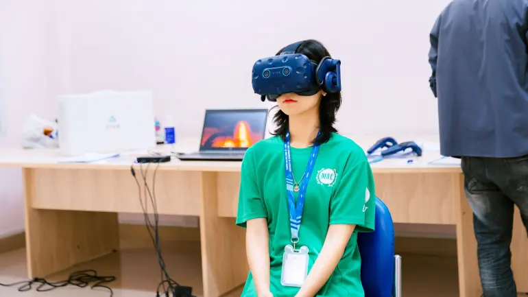 En deltaker i et eksperiment som viser hvordan øynene og hjernen vår reagerer på interaktive turistreiser med VR-briller