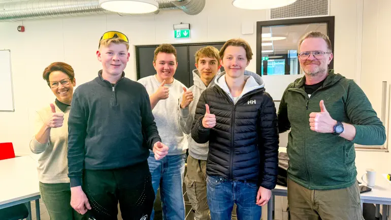 gruppebilde av elever og lærere