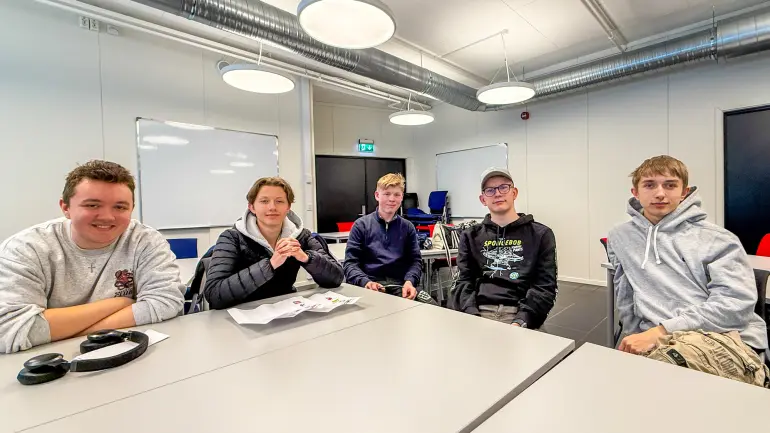 LÆRERIK DAG: F.v: Steffen, Wilmer, Magnus, Alexander og Mantas har nettopp kommet tilbake etter en lærerik dag hos Meny på Union Brygge og driftsavdelingen ved Universitetet i Sørøst-Norge på campus Drammen. (Foto: Jan-Henrik Kulberg / USN) Gruppebilde av elevene