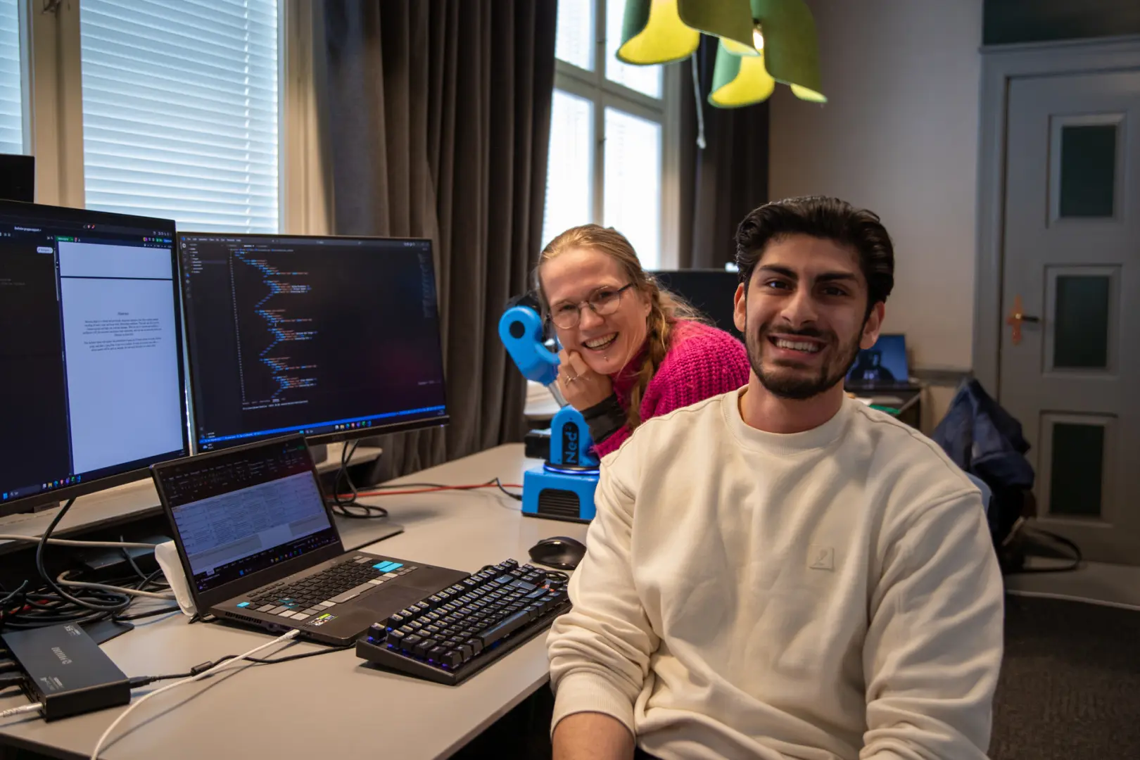 Studenter jobber med bacheloroppgave foran pc. En jente og en gutt