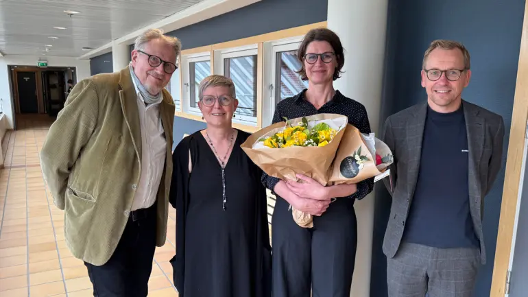 GOD TIMING: Annette Winkelmann disputerte for doktorgraden sin 13. mai. Her med bedømmingskomité ved Geir Moshuus (USN), Cecilia Björck (Göteborgs Universitet) og Sveinung Sandberg (UiO). (Foto: Helle Friis Knutzen/USN). fire mennesker i universitetskorridor