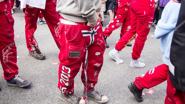 AMBIVALENT: Det er ikke så lett å protestere mot noe som er pakket inn i gøy. (Illustrasjonsfoto: Colourbox) russ som går i gata med russedress