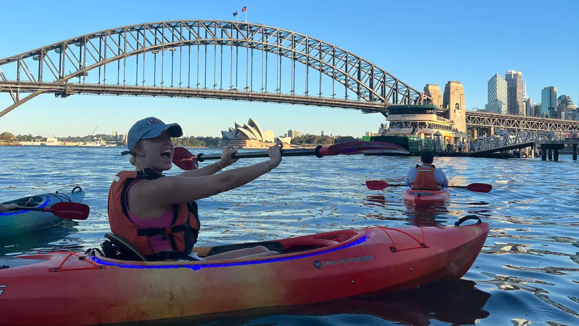 Person i kajakk ved operahuset i Sydney