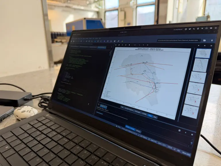 ÅPENT: Modellen Daniel lager skal kunne brukes av andre. Han har samarbeidet tett med Porsgrunn kommune om arbeidet, og de får bruk for resultatene i sin videre vurdering av kjernekraft som kraftkilde. dataskjerm med kart over grenland