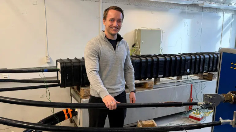 I LABEN: Fasilitetene på USN-lab'en gjør det mulig å teste grundig under realistiske forhold. Dataene fra testingen analyseres og gir verdifull innsikt for både produsenter og brukere. mann i lab som holder på kabler