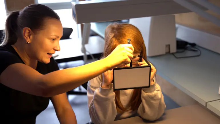 Student Anne Birgitte Vik Mikalsen foretar synstest av elev  Tiril Langjord.