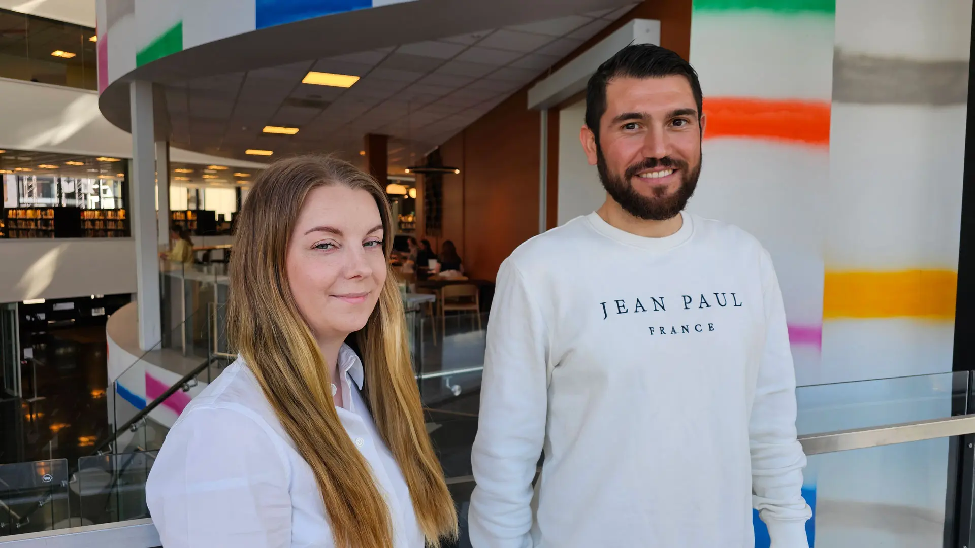Bilde av studentene Cathrine Svarteberg og Ghamgin Ramok inne på campus Drammen.