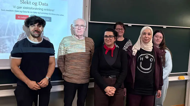 Said Hussain Khawajazada, Hans-Olav Oldrup Johnsen, Monica Azaria Johansen, Ranem Kaloush og Marie Staurset. Bak: Frøydis Fossli fra Vinje kommunefra 