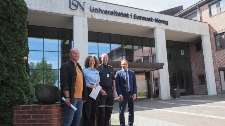 Bilde av Fredrik Christoffersen, Sigrid Dahl, Trond Neri Flothyl og Per-Ludvik Kjendlie utenfor USN, campus Bø