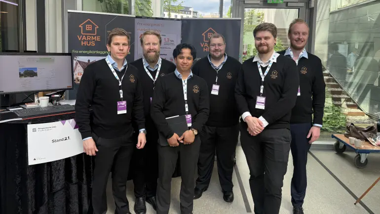 PÅ PALLEN I NM: Varme Hus SB vant tredjeplassen i den gjeveste kategorien Norges beste studentbedrift. Fra venstre: Andre Stegen, Jon Leiulfsrud, Hans Josef Borlaug, Torgeir Sletthaug, Even Stensholt og Frode Vindheim.