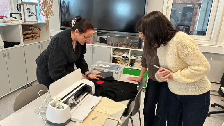 Personar jobber med ulikt utstyr som ein kan finne på ein makerspace. Foto