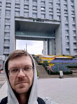 NYTTIG ERFARING: Som ingeniørmastergradsstudent fikk Petter Tangvald Fevang reise på forskningsopphold til Tokyo. (Foto: Privat) Petter med selfie på gata i Tokyo