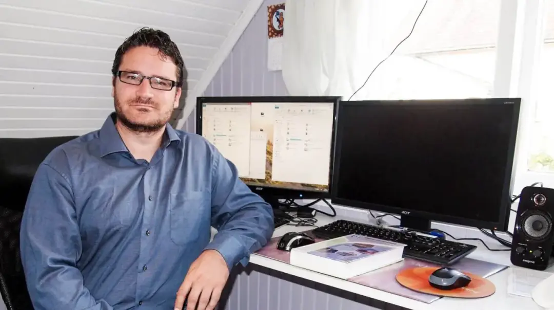 Marius Rohde Johannessen er en av USN-forskerne som nylig avsluttet et treårig forskningsprosjekt på smart strømstyring i regi av EU. (Foto: USN). Fotograf: USN Bilde av Marius Rohde Johannessen ved kontorpult