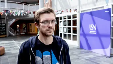 FRA UFØR TIL MASTERGRAD: Petter Tangvald Fevang ble erklært ung ufør, men nå tar han mastergrad til ingeniør. – Jeg håper flere ser at det er mulig å satse uansett, sier han. (Foto. An-Magritt Larsen)