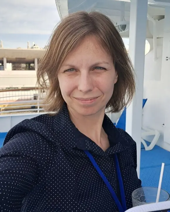 Forsker i mikrobiologi ved USN Szava Julia Bansaghi tilbrakte 7 uker på et cruiseskip der hun samlet inn viktige prøver til studien Bilde av Julia Bansaghi
