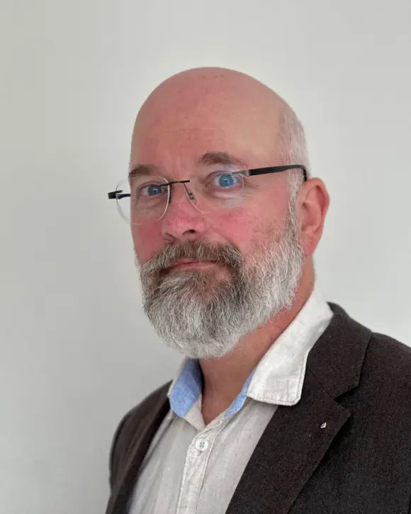 – Det er viktig å være oppdatert på vaksiner, sier professor i mikrobiologi og smittevern, Jörn Klein. Portrett av Jørn Klein