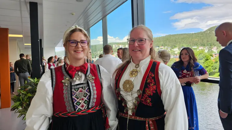 Emily Daykin (t.v.) og Merthe Jørgensdottir Reinskås er ferdig utdannede sykepleiere fra USNs første kull med fleksisykepleiere. Fotograf: Maren Sofie Sandbakk Emily Daykin (t.v.) og Merthe Jørgensdottir Reinskås er ferdig utdannede sykepleiere fra USNs første kull med fleksisykepleiere.