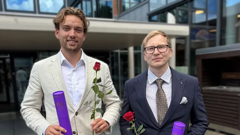 to menn med roser og diplom etter avsluttet bachelor i barnehagelærer