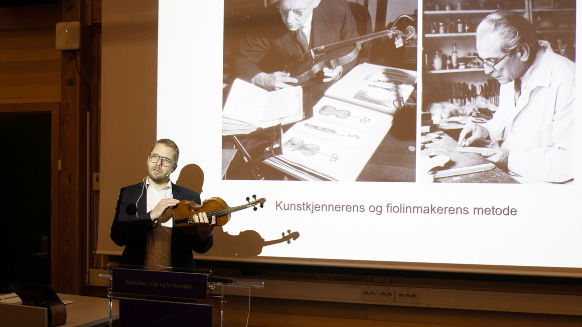 Benjamin Rygh har både håndverker- og forsker-briller på når han undersøker fioliner. Det fortalte han om under disputasen sin. benjamin rygh prøveforelesning doktograd