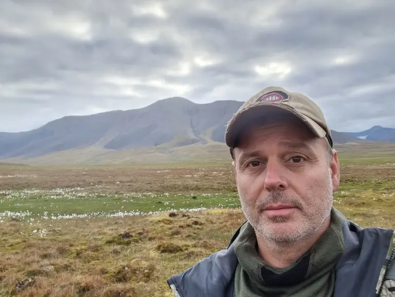 Andreas Zedrosser. Her som isbjørnvakt under forskningsekspedisjon på Svalbard. Foto: Privat USN-professor Andreas Zedrosser, tatt på Svalbard
