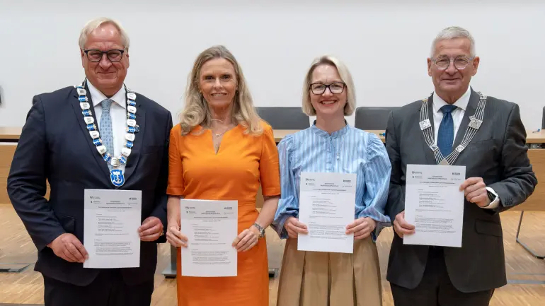 Fra venstre ordfører i Drammen, Kjell Arne Hermansen, administrerende direktør Lisbeth Sommervoll i Vestre Viken HF, Pia Cecilie Bing-Jonsson, rektor ved Universitetet i Sørøst-Norge og Tore Opdal Hansen, fylkesordfører i Buskerud fylkeskommune.