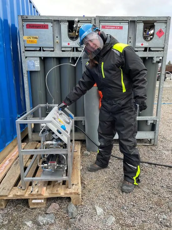 Forsker Agnieszka Lach forbereder eksperimenter med utslipp av hydrogen under høyt trykk. (Foto: Privat) Forsker Agnieszka Lach forbereder eksperimenter med utslipp av hydrogen under høyt trykk. (Foto: Privat)
