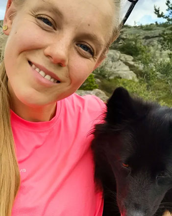 Charlotte Holmstad Arnesen jobber på forskningsprosjektet som underingeniør. Foto: Privat Portrett av Charlotte Holmstad Arnesen med hunden Akira