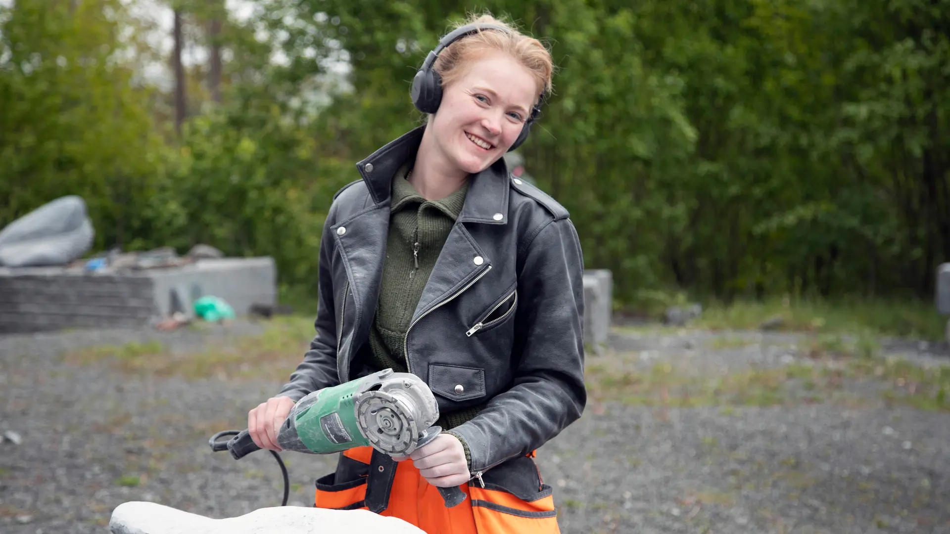 Student arbeider med stein i steinbrudd