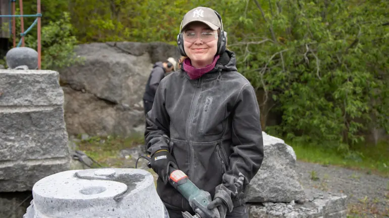 Pernille Nesheim Pedersen med steinarbeider