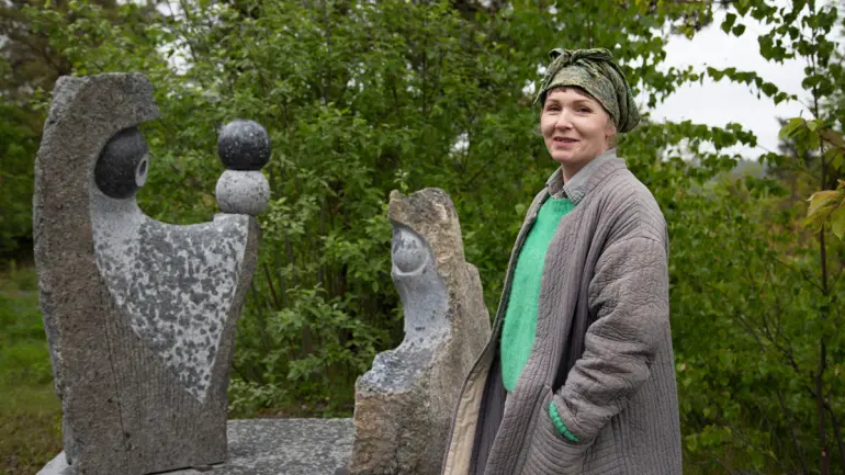 Student står ved steinarbeider