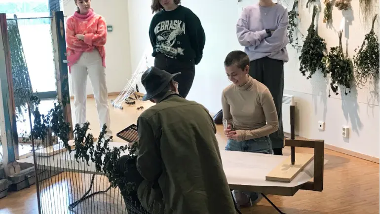 Studenter arbeider i klasserom med kunst