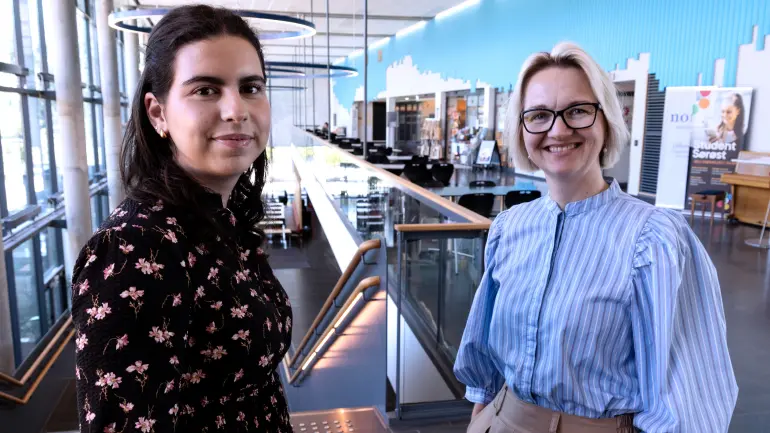 NYVALGT: Eda Nikoliqi (t.v.) er nå studentleder ved SDSN. Studentlederen har også fast plass i ledergruppen til rektor Pia Bing-Jonsson (t.h.).). Ny studentleder fotografert med rektor